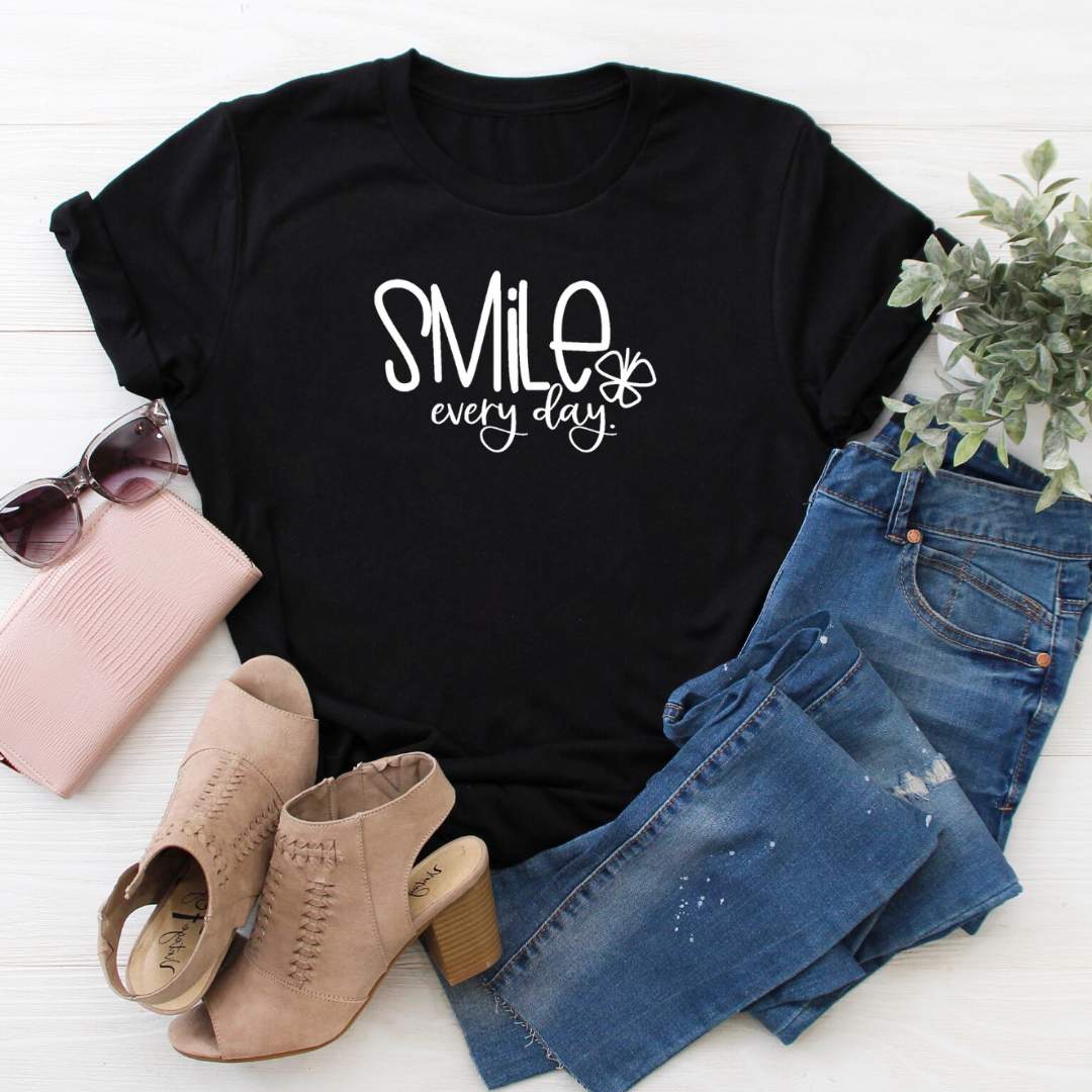 Smile Everyday tee - black tee Shabby Lane