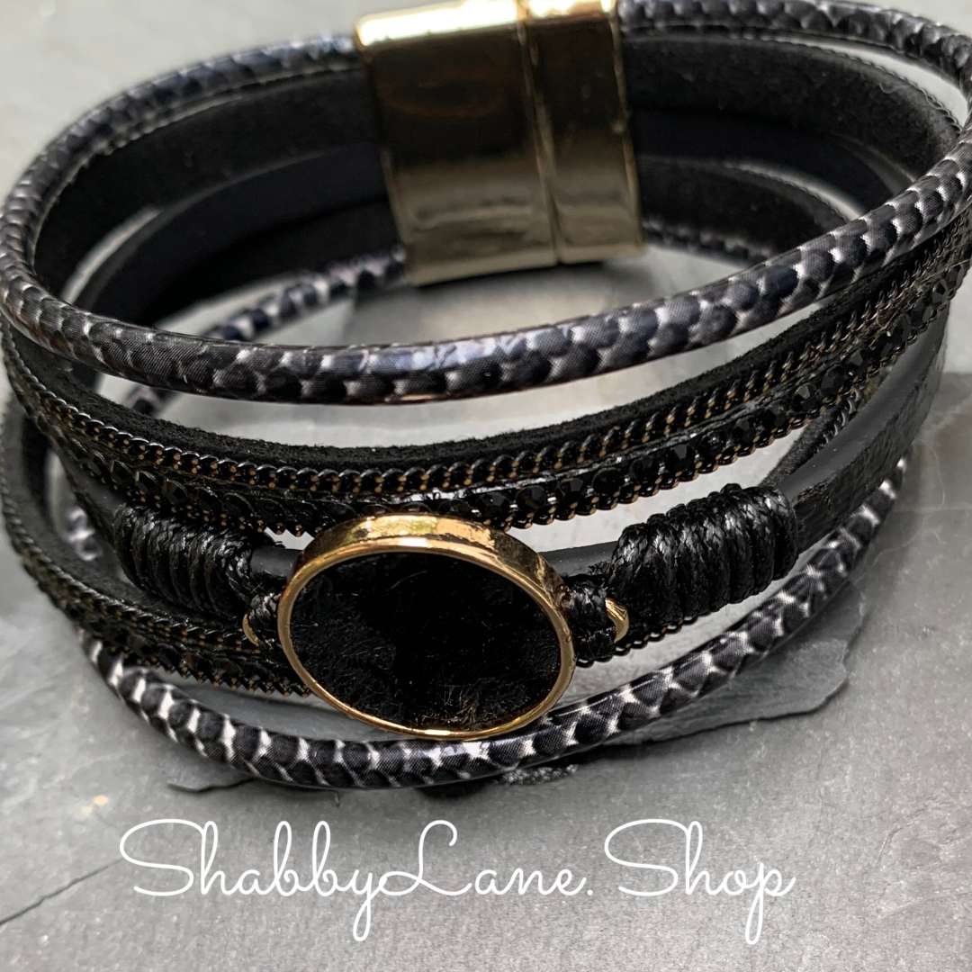 Gorgeous layered bracelet - black 2 Faux leather Shabby Lane   